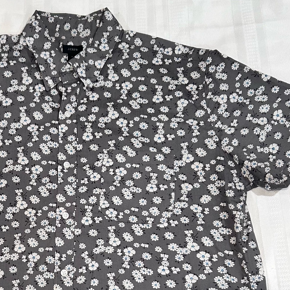 J. Crew shirt floral print white blue gray 
men’s large short sleeve 100% cotton